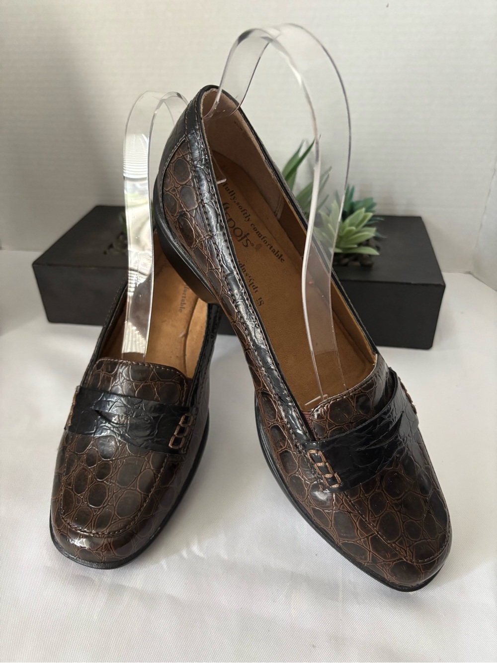 SOFTSPOTS PENNY STYLE DARK BROWN CROC EMBOSSED PATIENT LEATHER BLACK  SZ 9.5 W